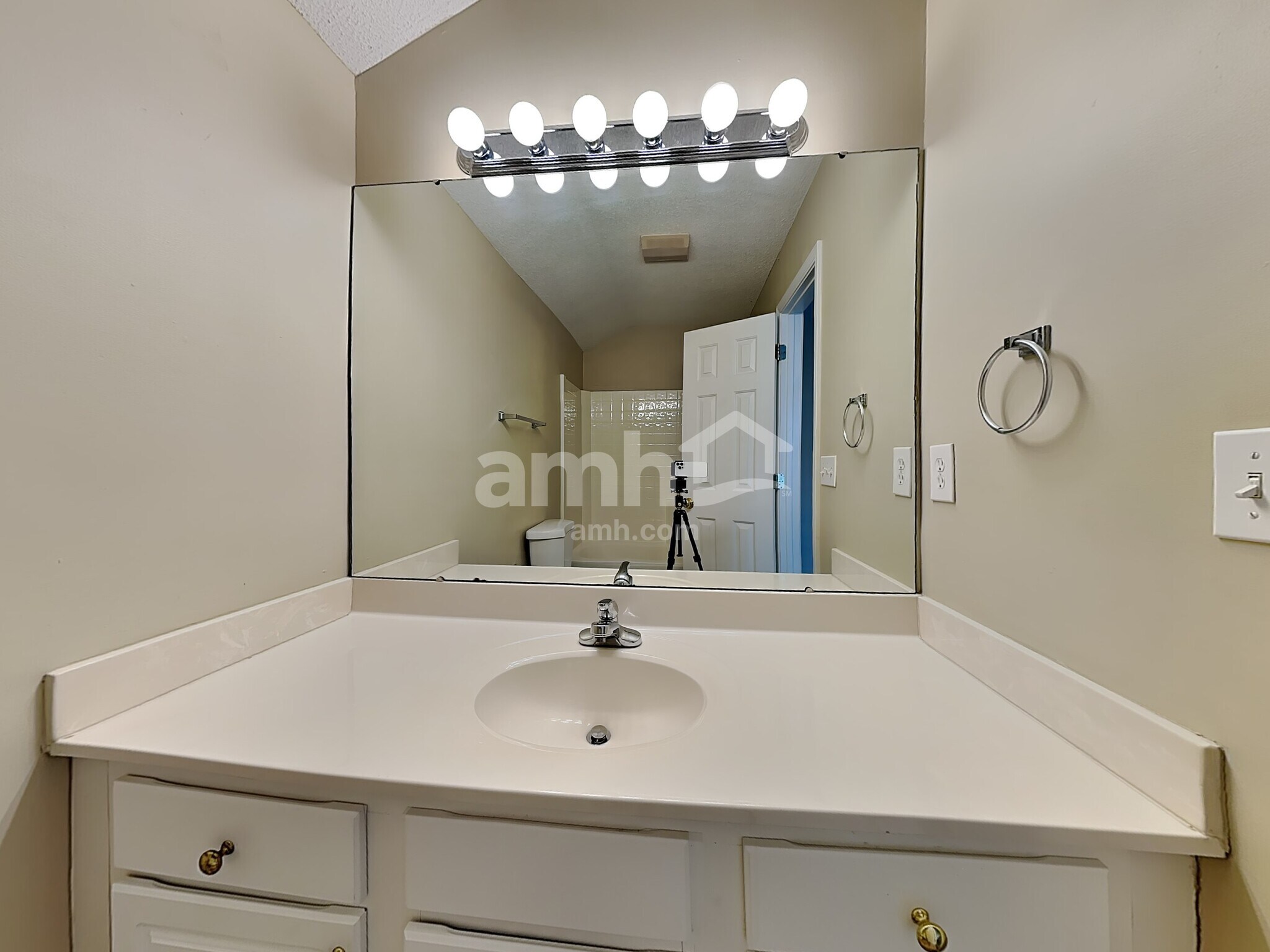 Building Photo - 301 Kingfisher Dr