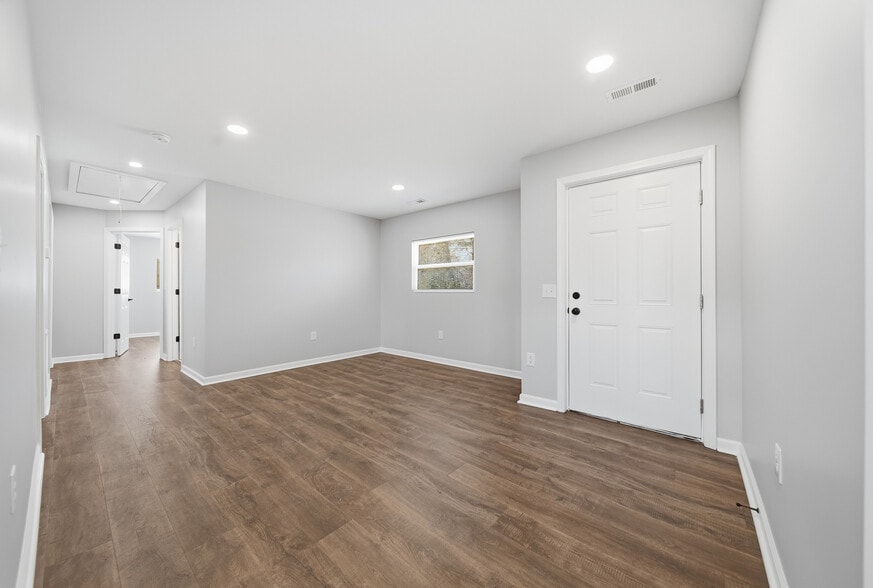 Sitting Room - 538 Rowe Dr