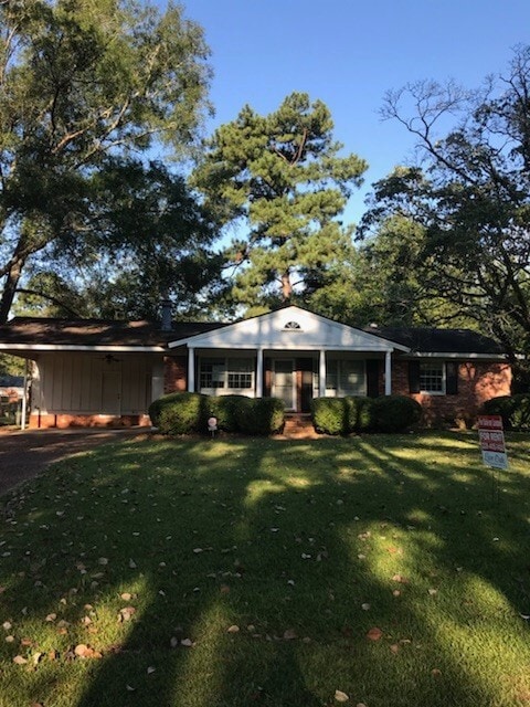 Building Photo - Charming 3 bedroom, 2 bathroom home featuring a fenced-in backyard and enclosed back porch. Fresh...