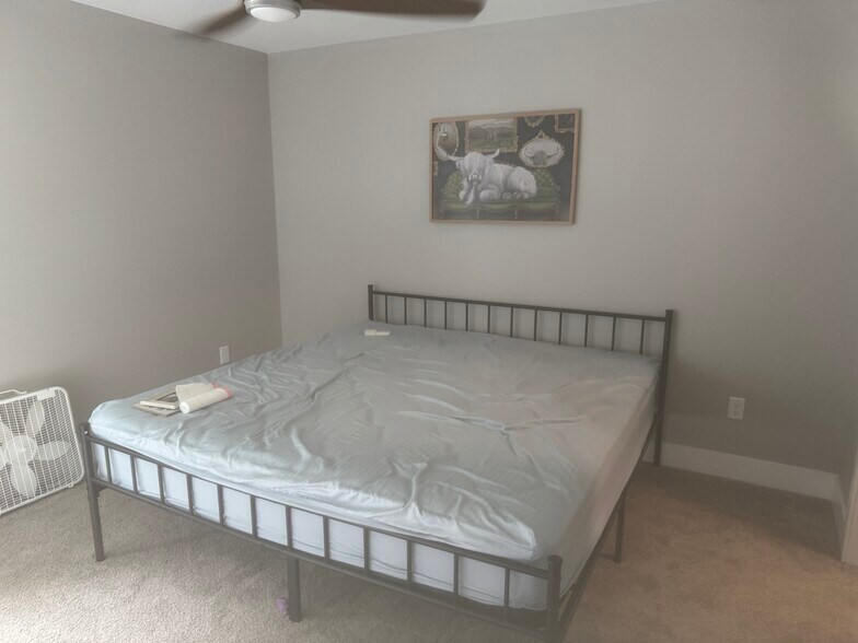 Master bedroom - 102 S Prairie Ave