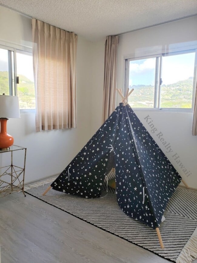 Building Photo - **UPGRADED, RARE Only 2 units per floor! 2...