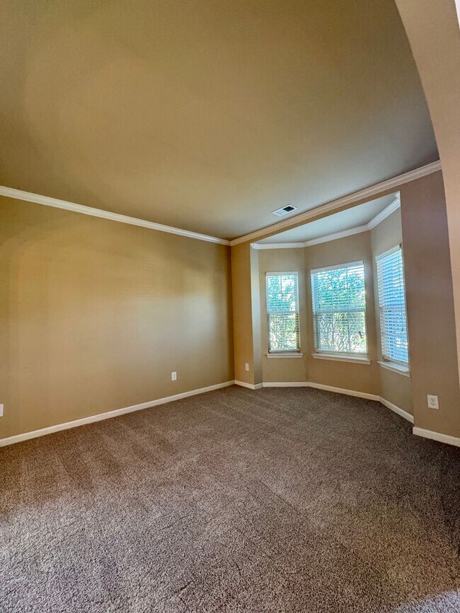 Building Photo - This beautiful 4-bedroom, 2.5-bath home Move-in ready and is waiting for you!