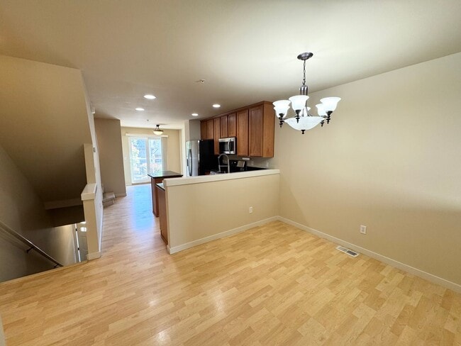 Building Photo - Spacious 2 bedroom 2 1/2 bath Plus Den  to...