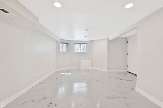 Building Photo - 7314 S King Dr
