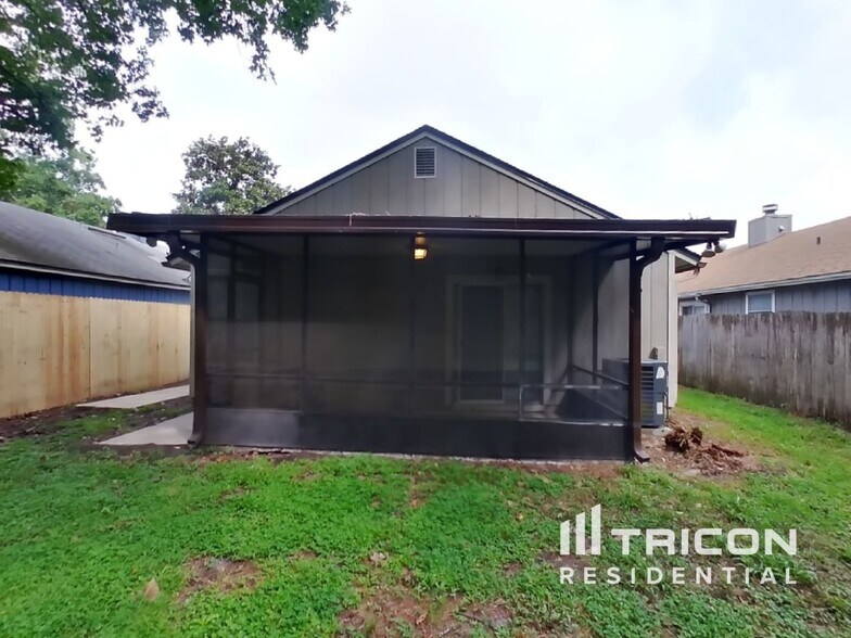 Building Photo - 2600 Malibu Cir