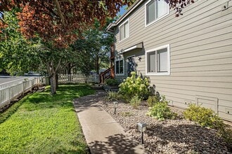 Building Photo - Unfurnished Two bedroom, Two bath Ground Floor Townhouse | Available June