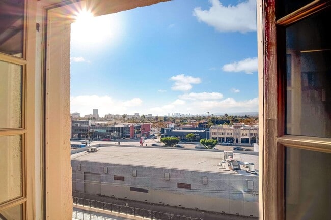 Building Photo - 109 N Sycamore Ave