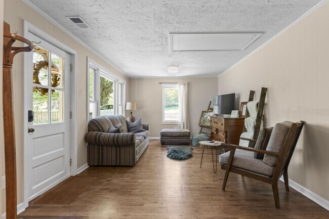 Building Photo - 3 Bedroom Furnished in Oldham County