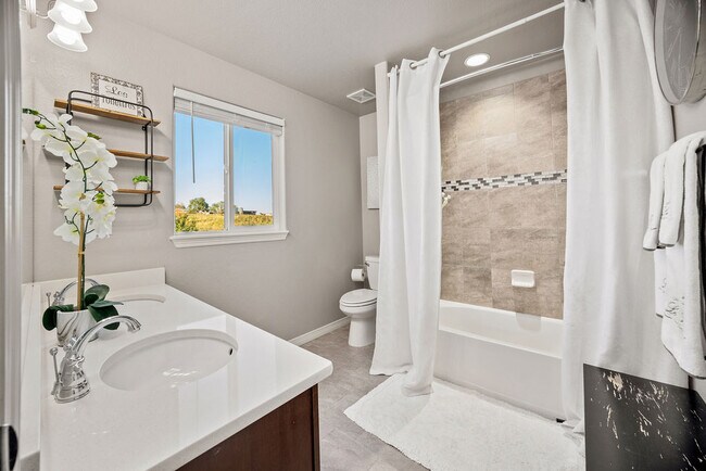 Building Photo - 580 Boxwood Dr