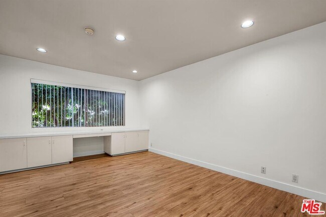 Building Photo - 11656 Montana Ave