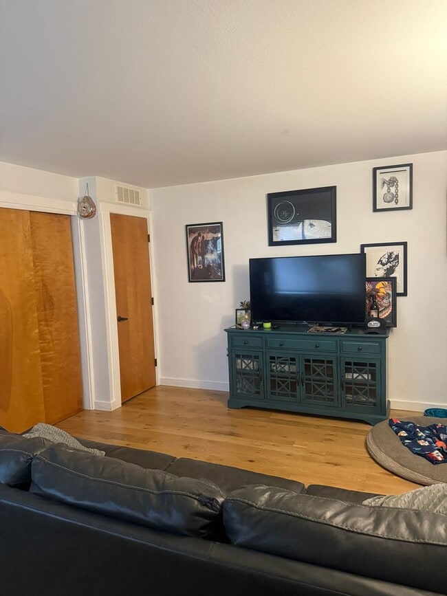 Building Photo - Ground Level Ponds Studio - Partially Furnished Unit