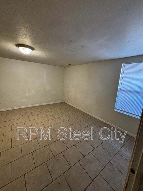 Building Photo - 511 W 12th St