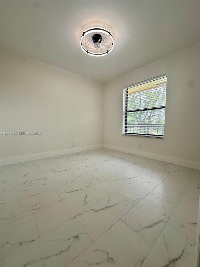 Building Photo - 21911 Lake Forest Cir