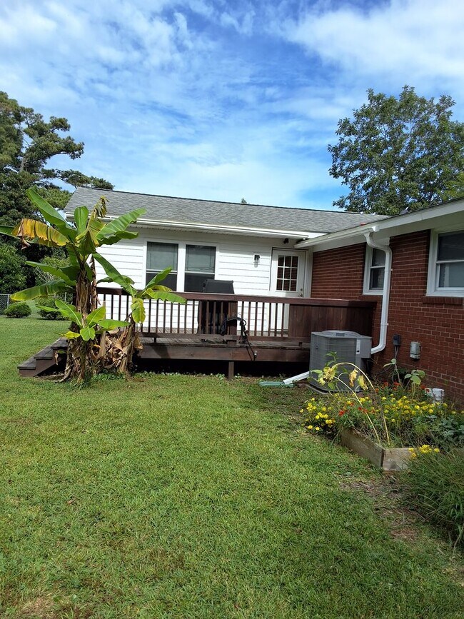Building Photo - Fully Furnished home in Beaufort