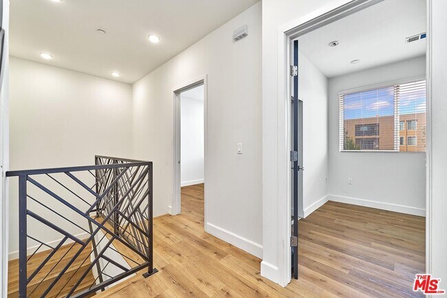 Building Photo - 14550 Burbank Blvd