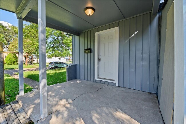 Building Photo - 710 13th St N