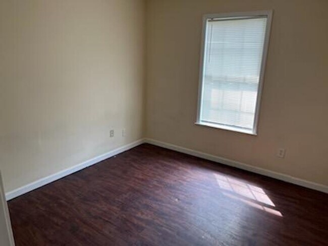 Building Photo - 635 McWhirter Ave