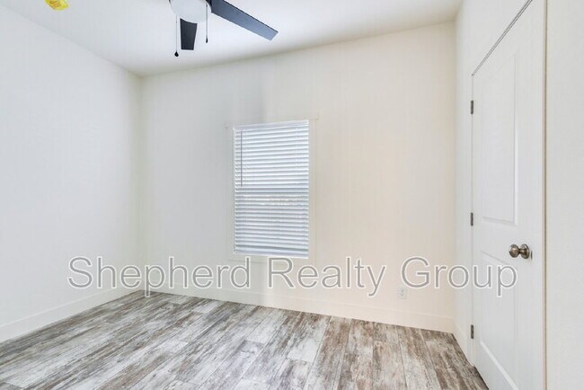 Building Photo - 15914 Dauchy Ave