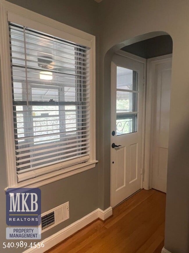Building Photo - 2-Possibly 3 Bedroom completly remodeled h...