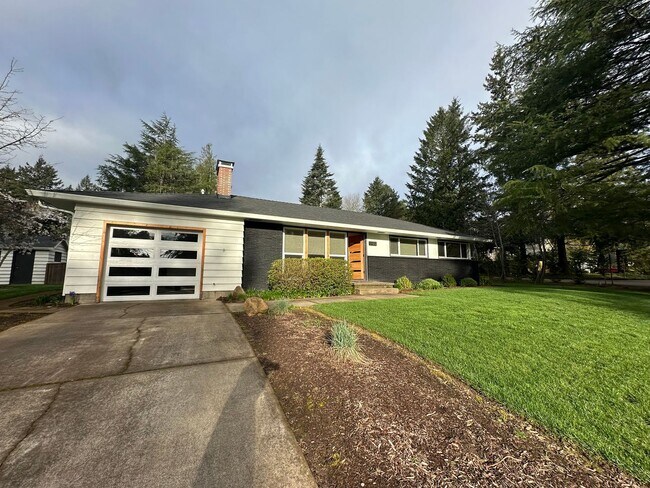 Building Photo - GORGEOUS RANCH STYLE HOME ON HUGE MANICURED LOT IN GARDEN HOME IN SW PORTLAND