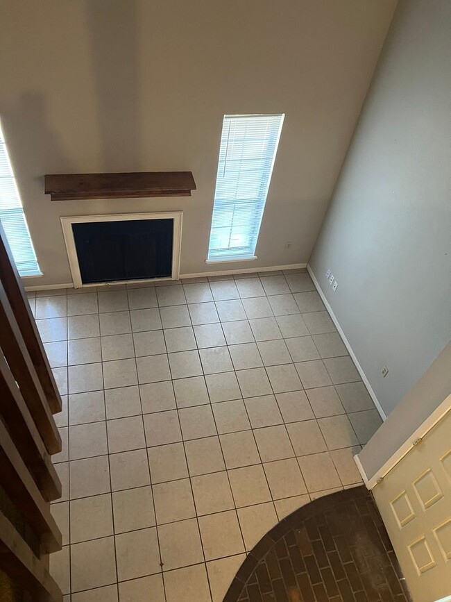 Building Photo - Great Duplex Unit