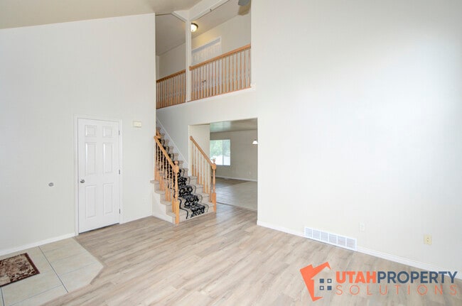 Building Photo - 4638 Seminole Cir
