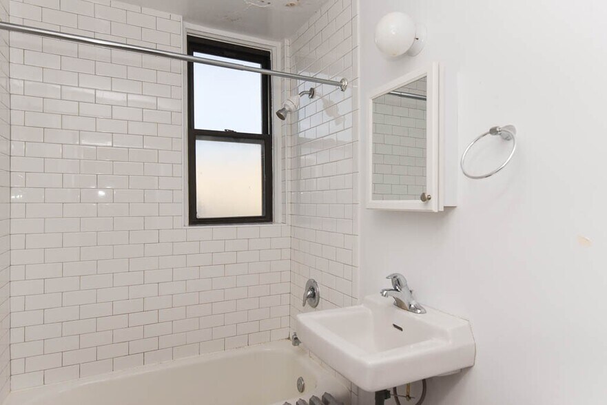 Building Photo - 3327 W Diversey Ave