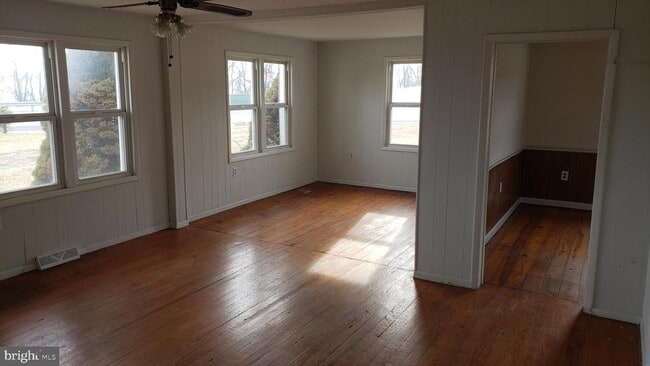 Building Photo - 19 Laverne Dr