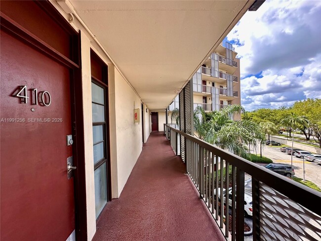 Building Photo - 3301 N Country Club Dr