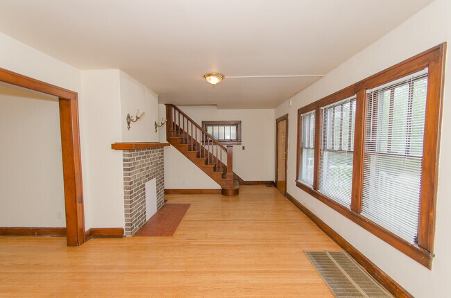 Building Photo - 3 Bedroom, 1.5 bath Home: Available July 2026!