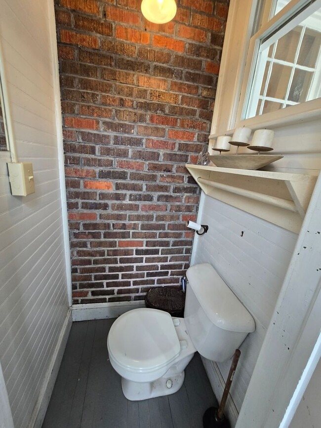 Building Photo - Beautiful Brick Home in Historic District of Edenton