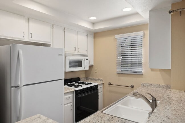 Building Photo - Cozy 1 Bed 1 Bath San Clemente Apartment