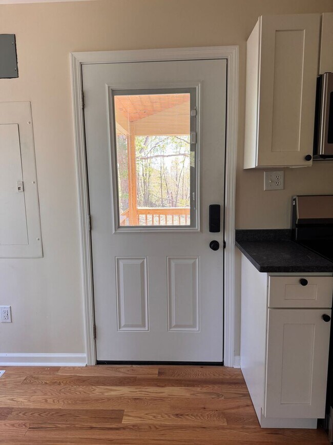 Building Photo - 3 Bedroom || 1 Bathroom - Single Family Home