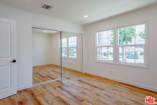 Building Photo - 938 W Glenoaks Blvd
