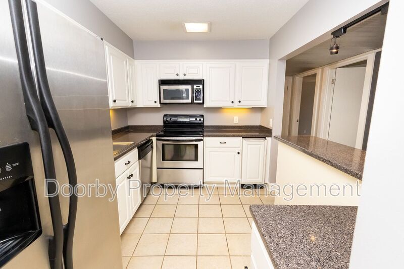 Building Photo - 568 River St