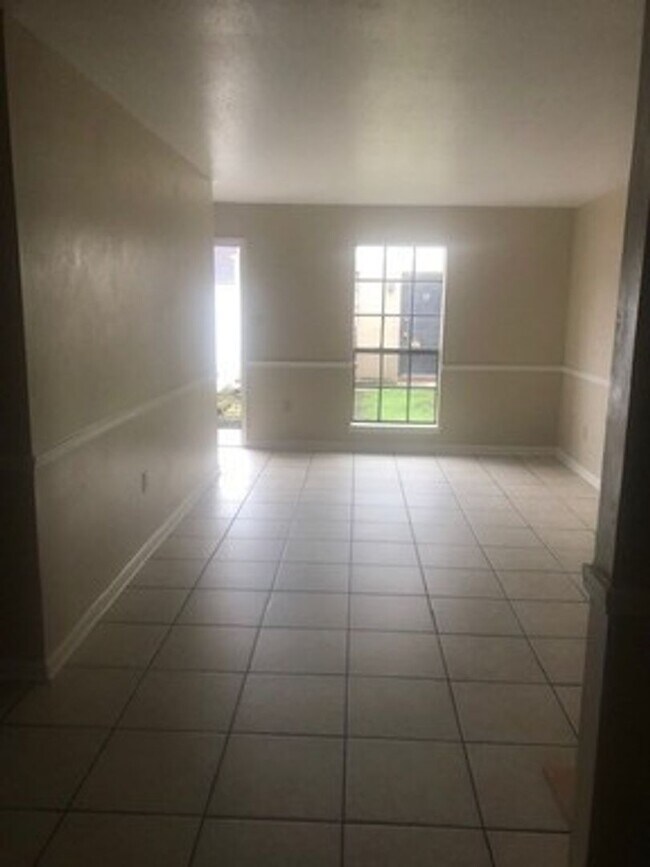 Building Photo - 2BR Units in Gonzales - Great Location