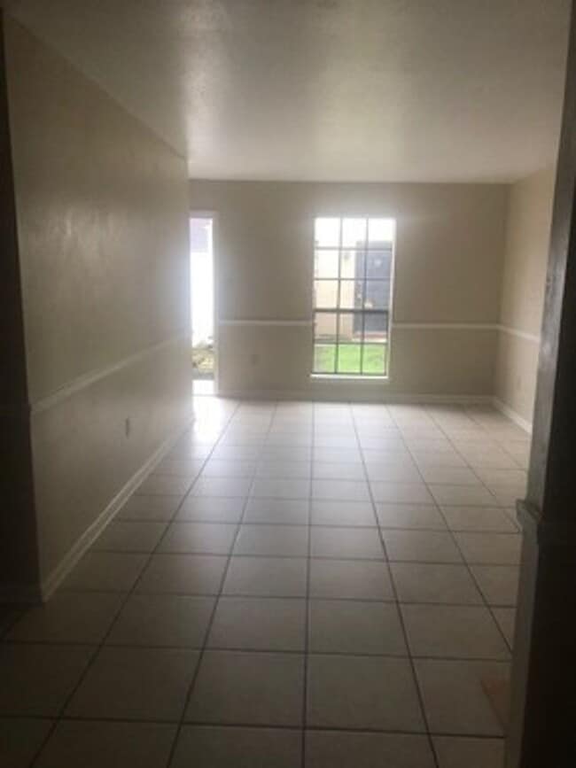 Building Photo - 2BR Units in Gonzales  $975