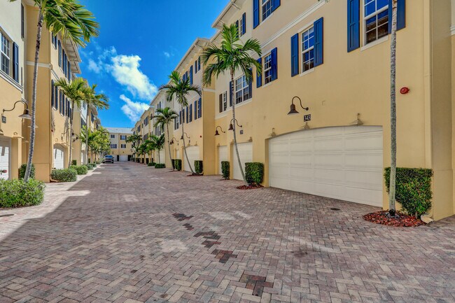 Building Photo - 343 Flamingo Dr