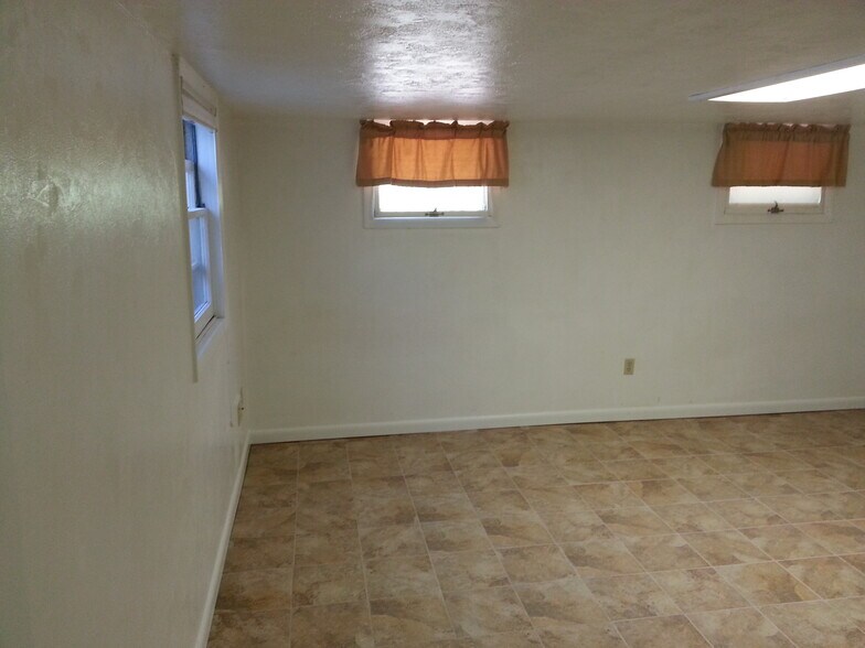 Building Photo - 3518 Cribbon Ave.