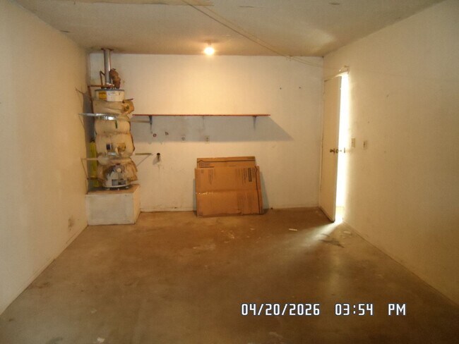 Building Photo - 16552 Vine St