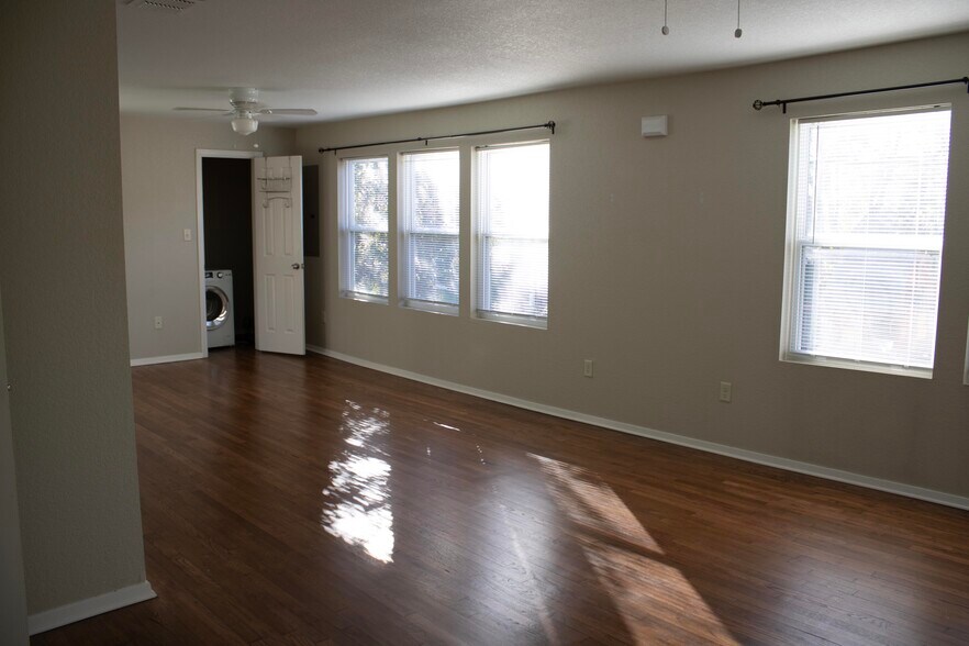 natural light - 2534 Lipscomb St