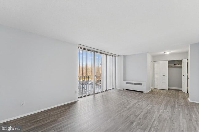 Building Photo - 6100 Westchester Park Dr