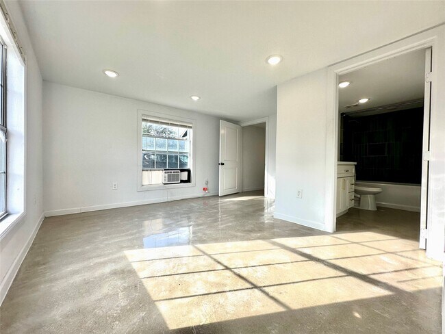 Building Photo - 808 Oakhurst St