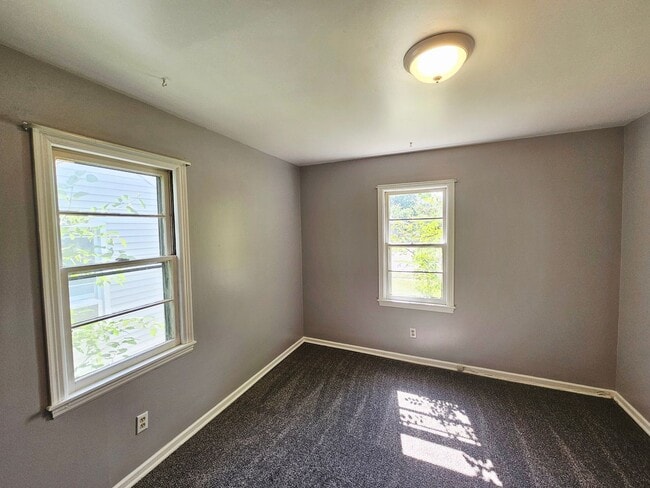 Building Photo - Renovated 2BR/1BA Home