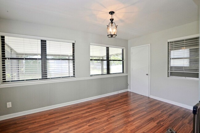 Building Photo - 4 bed 2 bath home