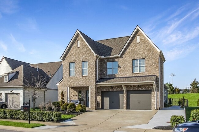 Building Photo - 647 Sire Ave