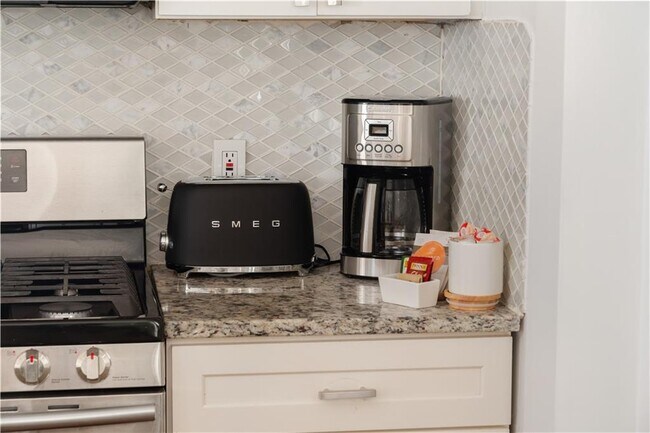 Building Photo - 200 Lowry St NE