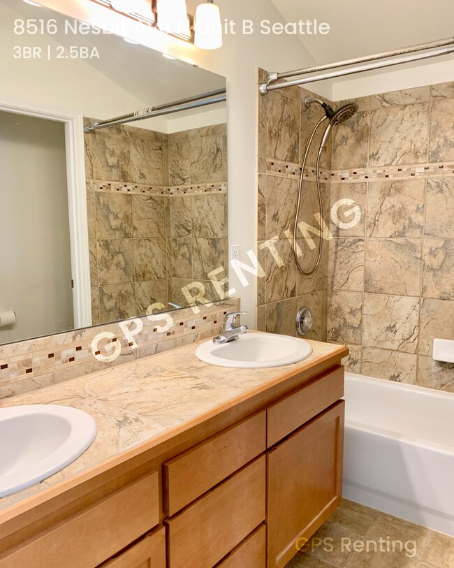 Building Photo - Beautiful N. Seattle 3 story townhouse wit...