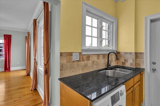 Building Photo - 2117 W Dekle Ave