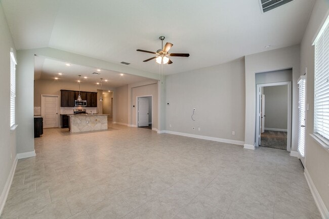 Building Photo - Waterford Park 3 Bed Single Story Home